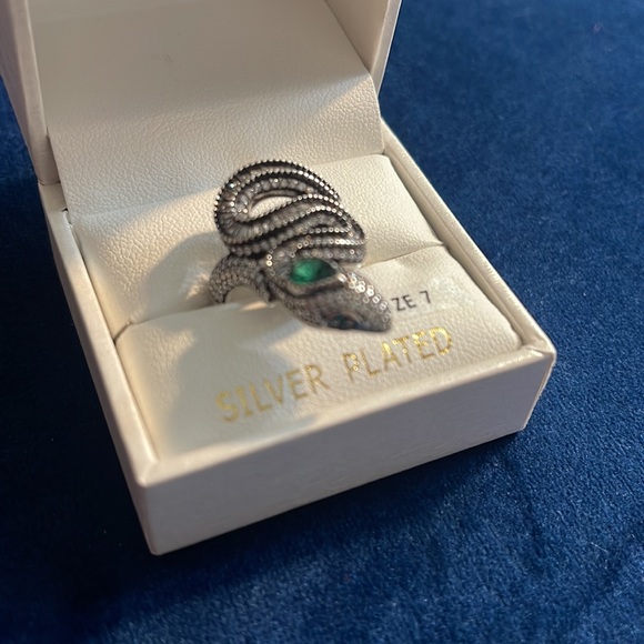 Green eyed embellished snake ring - Picture 7 of 10